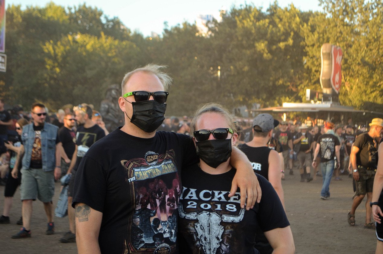 Gluthitze in Wacken - Schlammschlacht? Ja, aber nur bei lecker Wasserleitung. – Masken gegen den Staub.