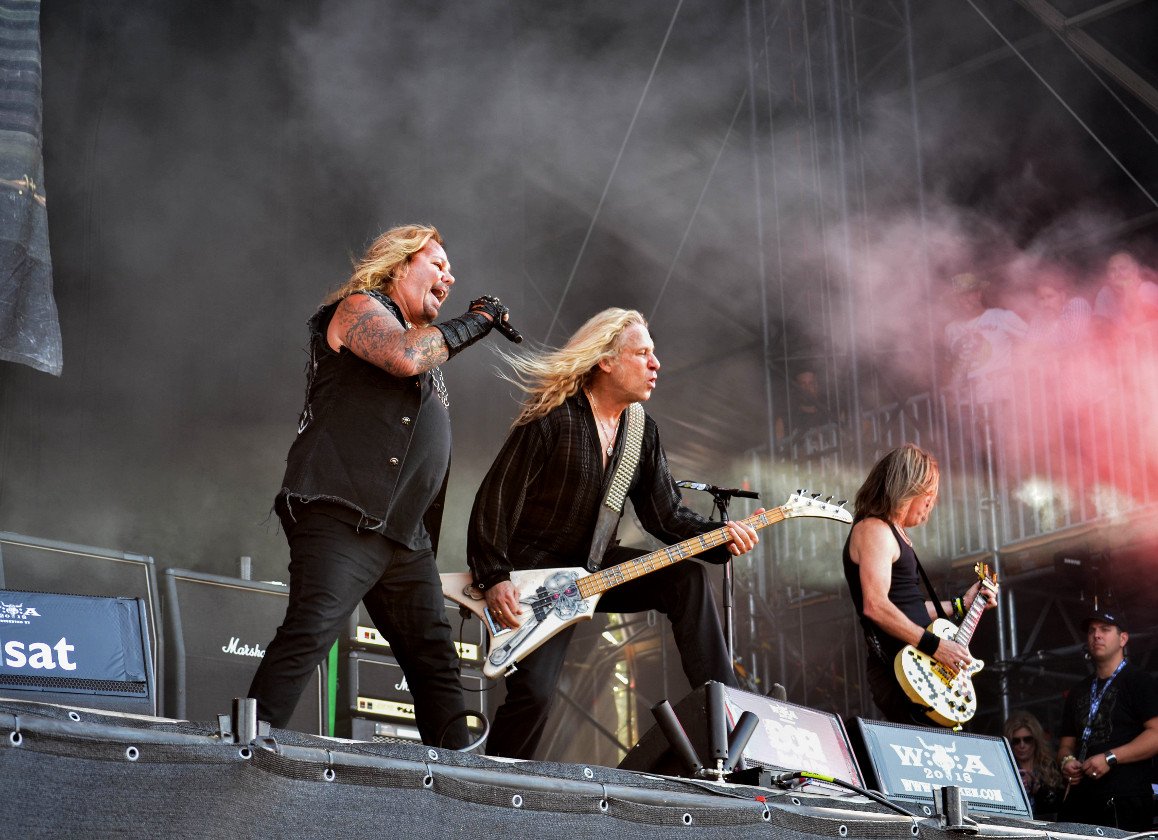 Gluthitze in Wacken - Schlammschlacht? Ja, aber nur bei lecker Wasserleitung. – Pummelchen Neil und Mitstreiter.