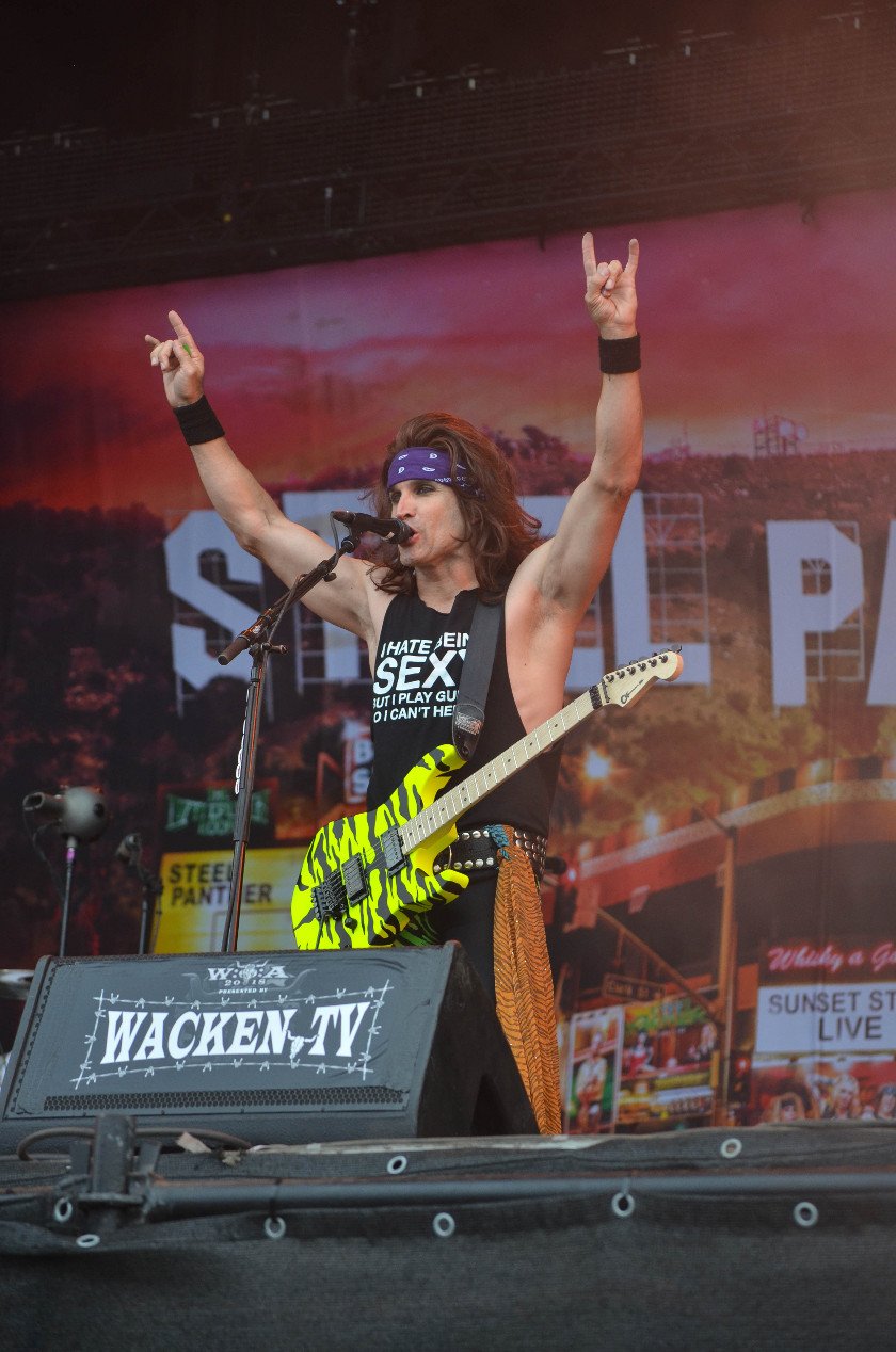 Gluthitze in Wacken - Schlammschlacht? Ja, aber nur bei lecker Wasserleitung. – Russ Parrish.