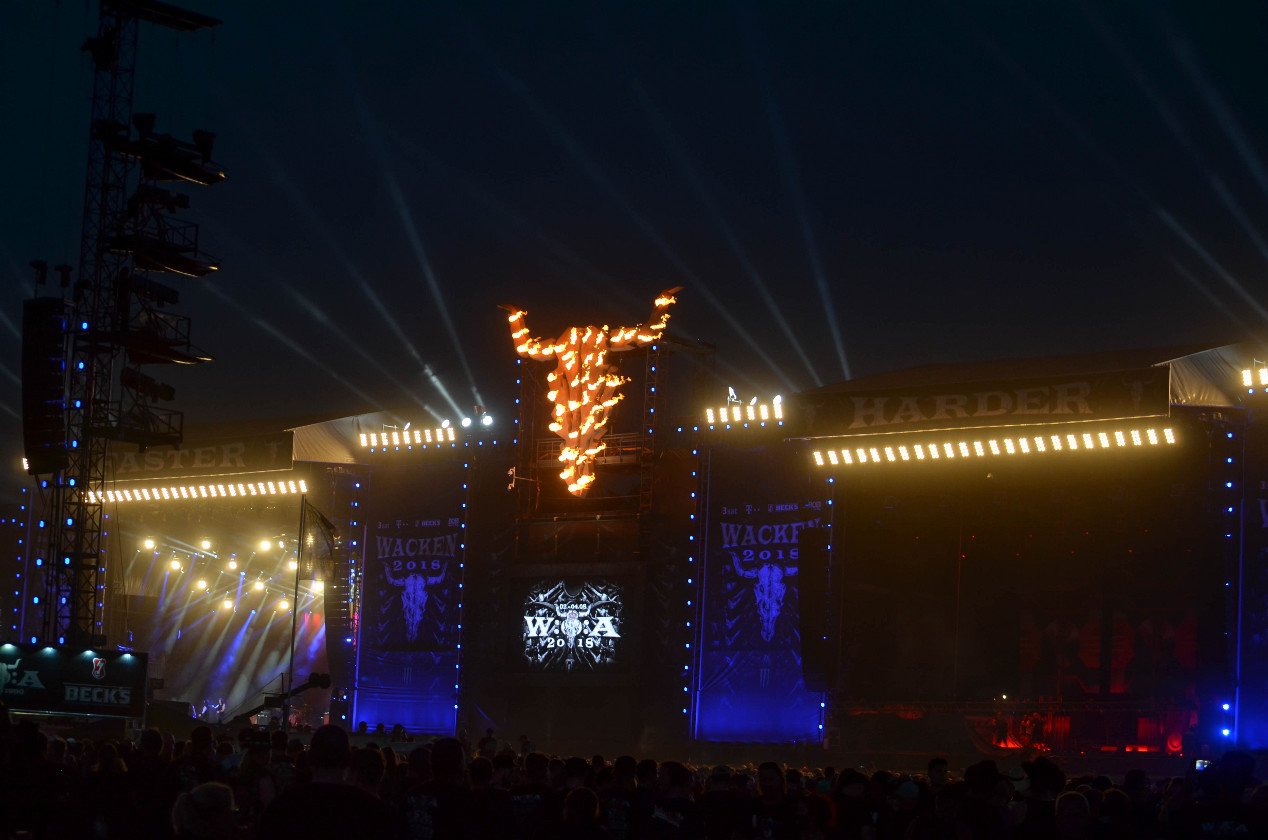 Gluthitze in Wacken - Schlammschlacht? Ja, aber nur bei lecker Wasserleitung. – Der Schädel brennt.