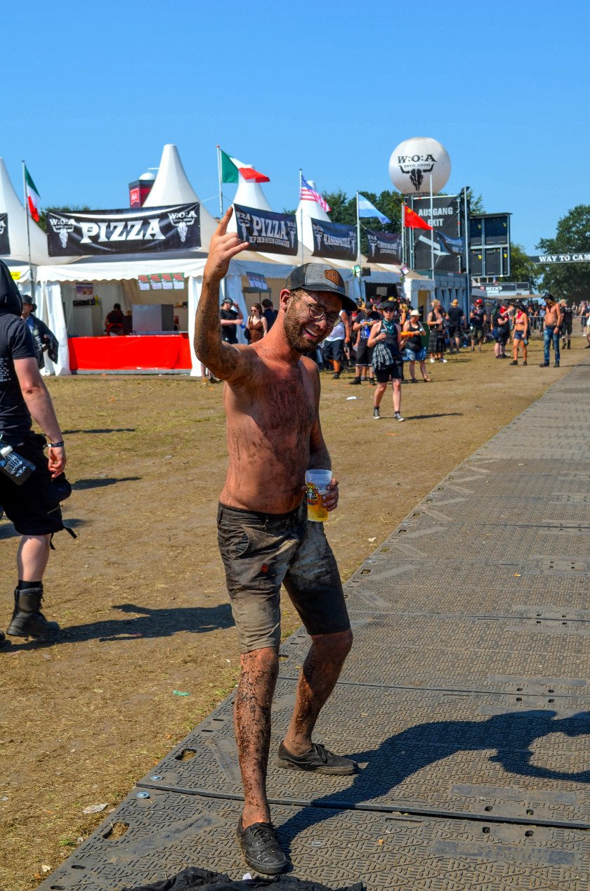 Gluthitze in Wacken - Schlammschlacht? Ja, aber nur bei lecker Wasserleitung. – Schlammig trotz Dürre.