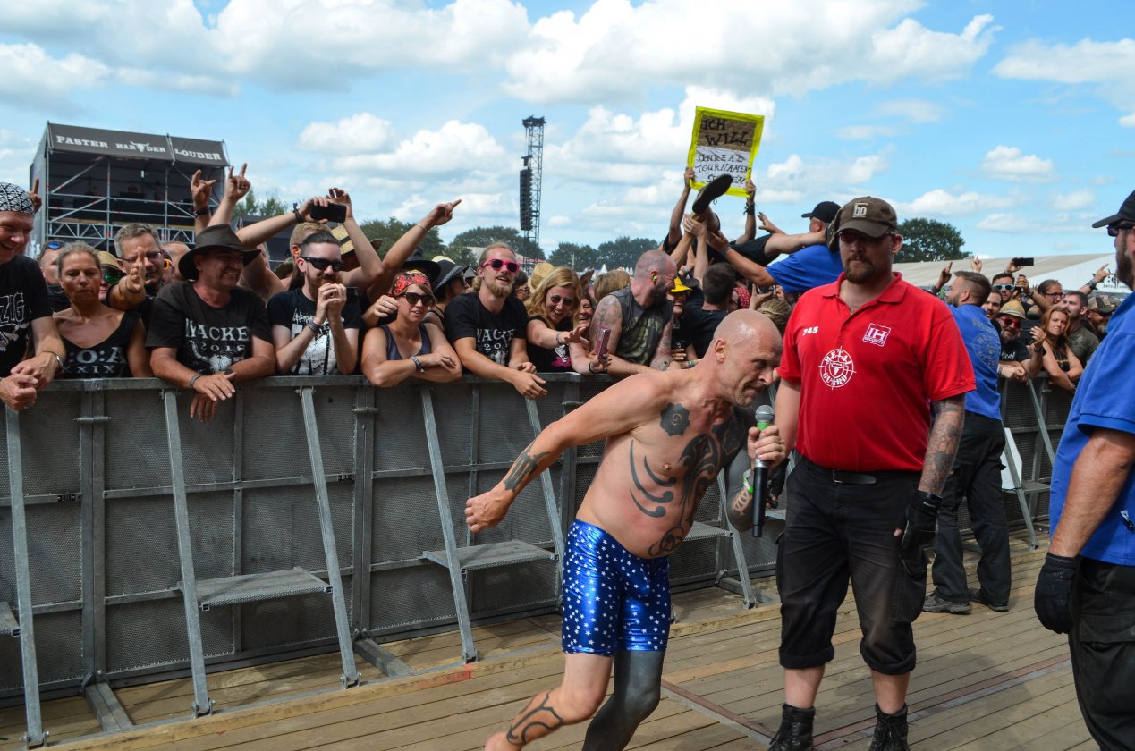 Gluthitze in Wacken - Schlammschlacht? Ja, aber nur bei lecker Wasserleitung. – Schnell weg.