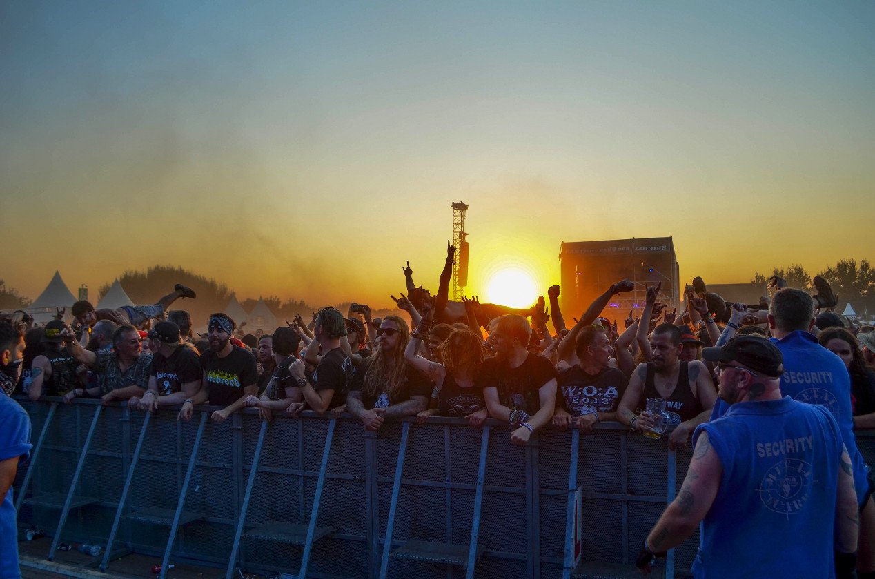 Gluthitze in Wacken - Schlammschlacht? Ja, aber nur bei lecker Wasserleitung. – Die Security hat alle Hände voll zu tun.