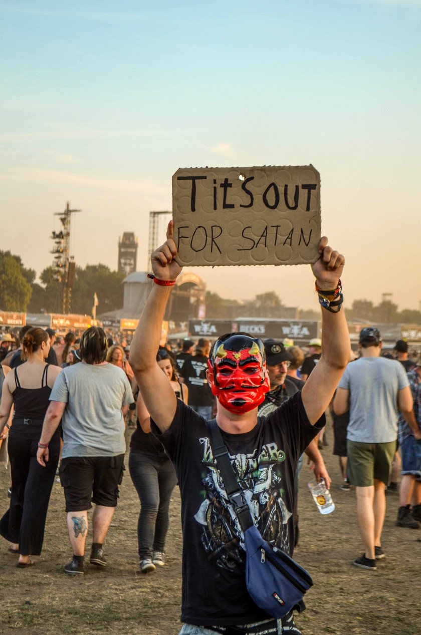 Gluthitze in Wacken - Schlammschlacht? Ja, aber nur bei lecker Wasserleitung. – Seems legit.