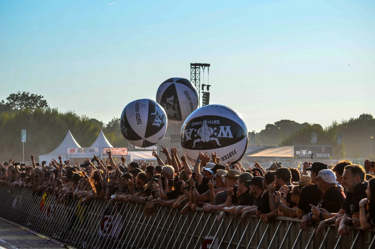 Gluthitze in Wacken - Schlammschlacht? Ja, aber nur bei lecker Wasserleitung. – Spielzeug für die Crowd.