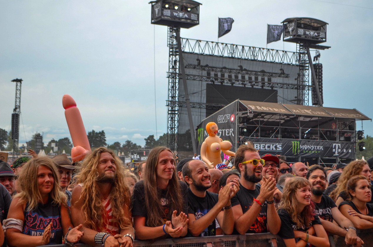 Gluthitze in Wacken - Schlammschlacht? Ja, aber nur bei lecker Wasserleitung. – Die Steel Panther-Crowd.