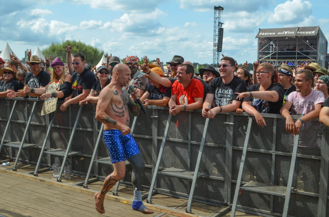 Gluthitze in Wacken - Schlammschlacht? Ja, aber nur bei lecker Wasserleitung. – Stumpen auf Tuchfühlung.
