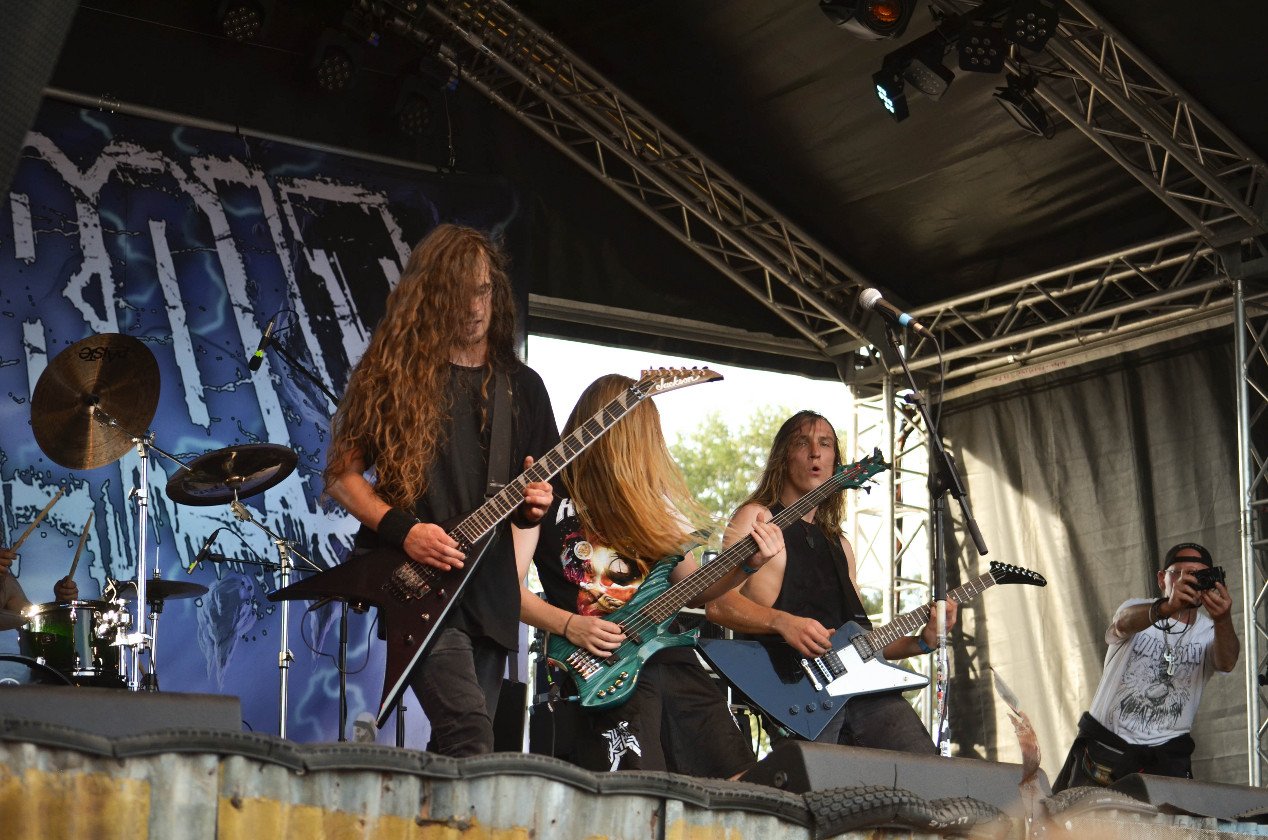 Gluthitze in Wacken - Schlammschlacht? Ja, aber nur bei lecker Wasserleitung. – Thrash-Haarpracht.