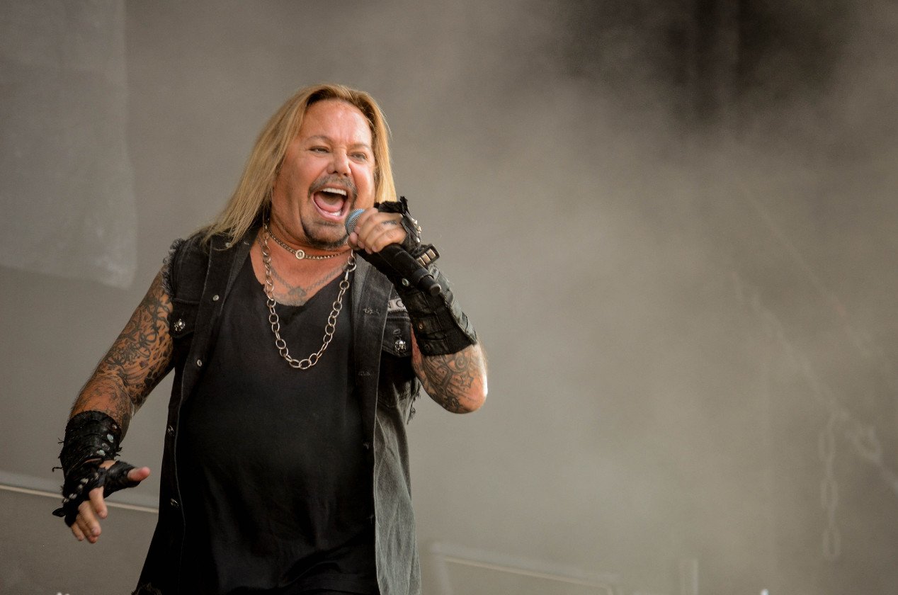 Gluthitze in Wacken - Schlammschlacht? Ja, aber nur bei lecker Wasserleitung. – Vince Neil.