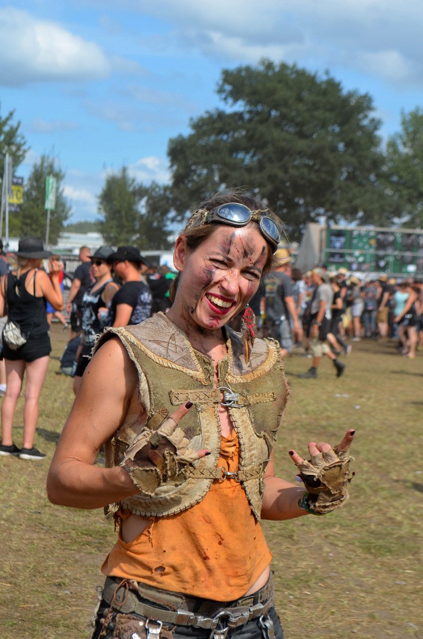 Gluthitze in Wacken - Schlammschlacht? Ja, aber nur bei lecker Wasserleitung. – Wasteland-Feeling.