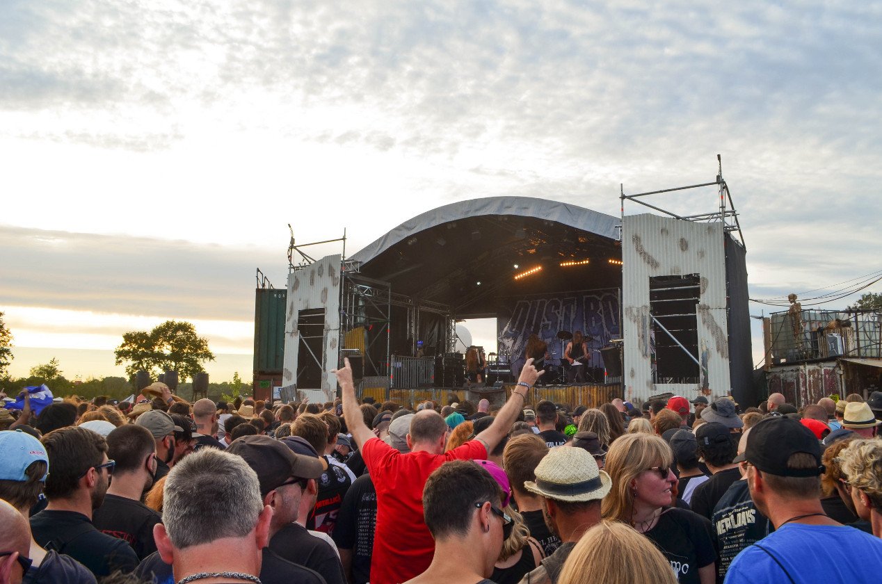 Gluthitze in Wacken - Schlammschlacht? Ja, aber nur bei lecker Wasserleitung. – Wasteland-Stage.