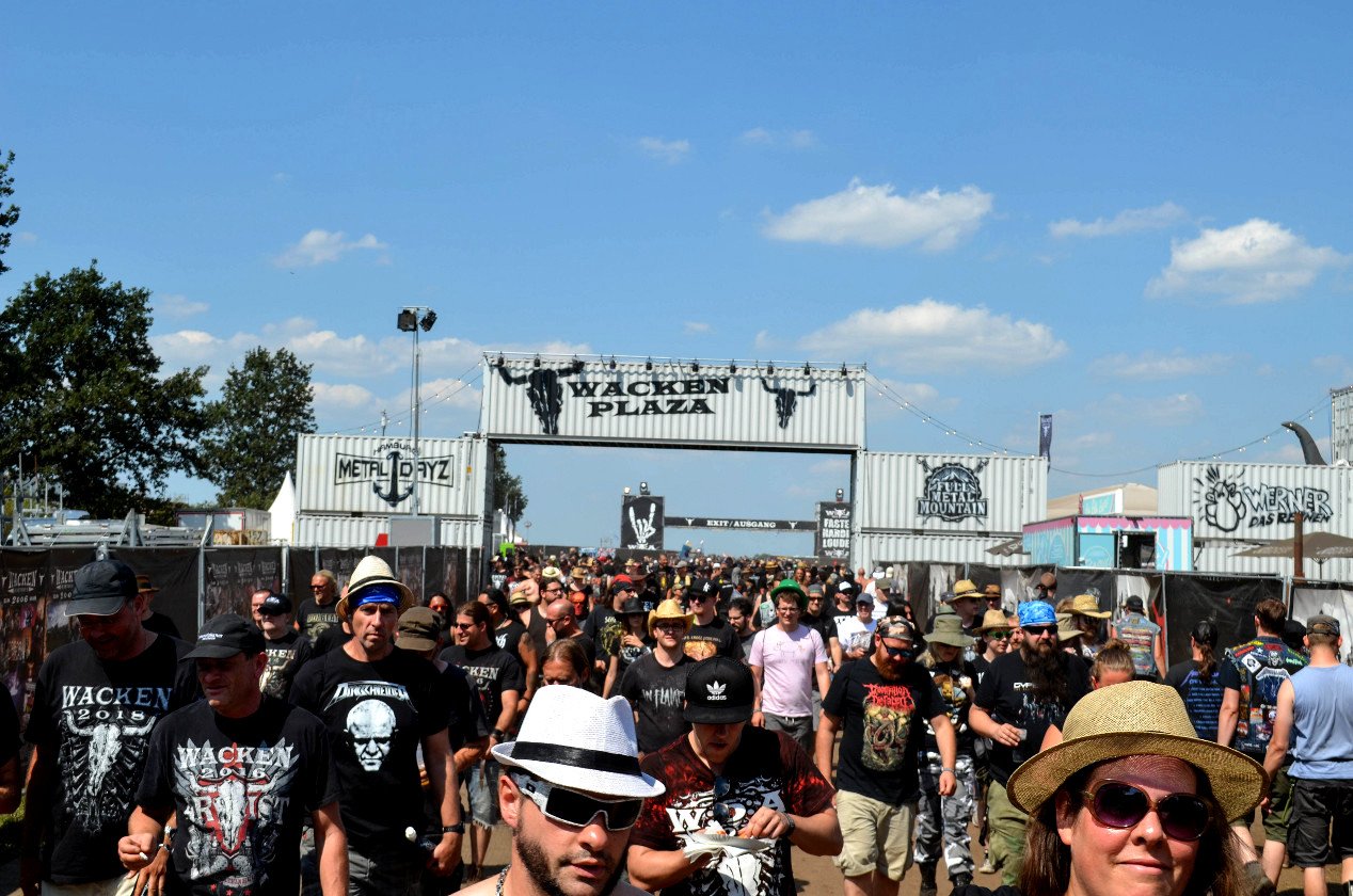 Gluthitze in Wacken - Schlammschlacht? Ja, aber nur bei lecker Wasserleitung. – Der Weg nach Infield.