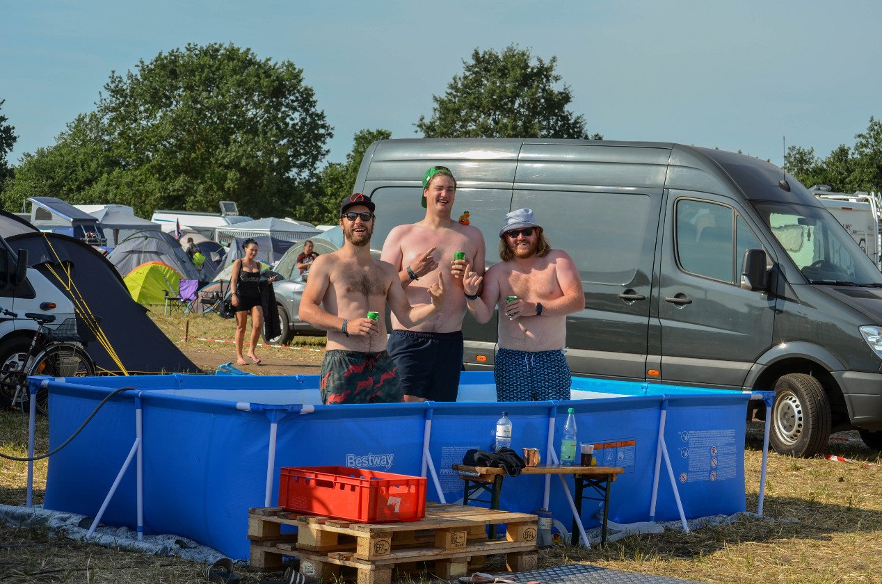 Gluthitze in Wacken - Schlammschlacht? Ja, aber nur bei lecker Wasserleitung. – Wer kann, der kann.