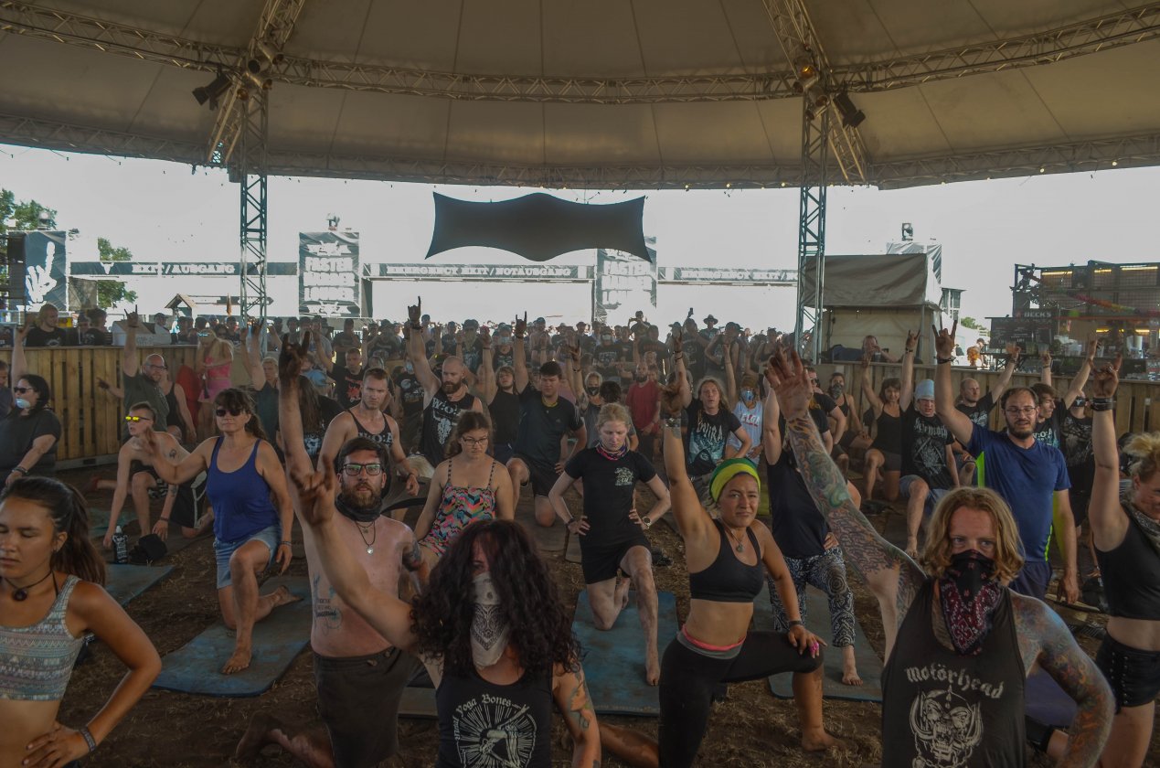 Gluthitze in Wacken - Schlammschlacht? Ja, aber nur bei lecker Wasserleitung. – Zum Aufstehen: Metal-Yoga!