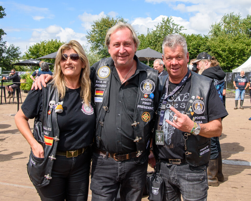 Zum Wochenende hin hat Odin ein Einsehen: Iron Maiden, Megadeth, Heaven Shall Burn, Biohazard, While She Sleeps oder Trivium drehen auf. – Barber Angels brotherhood.