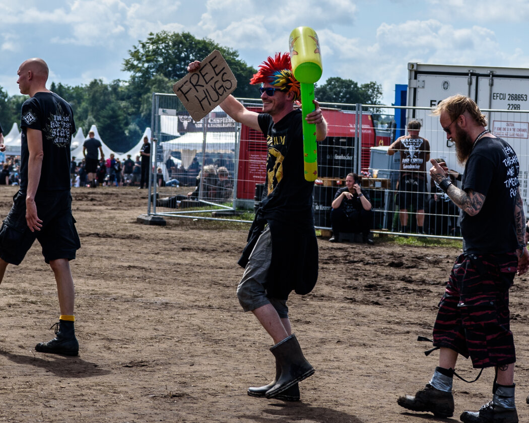 Zum Wochenende hin hat Odin ein Einsehen: Iron Maiden, Megadeth, Heaven Shall Burn, Biohazard, While She Sleeps oder Trivium drehen auf. – Besseres Wetter, noch bessere Laune.