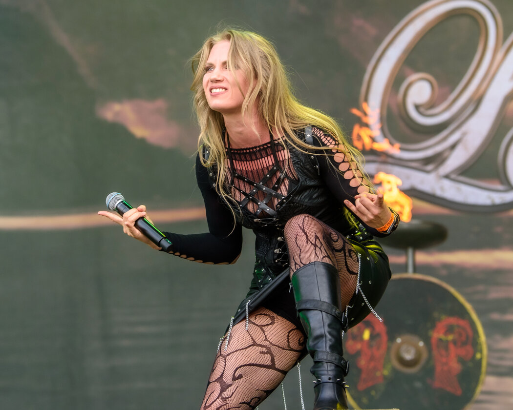 Zum Wochenende hin hat Odin ein Einsehen: Iron Maiden, Megadeth, Heaven Shall Burn, Biohazard, While She Sleeps oder Trivium drehen auf. – Leaves' Eyes .