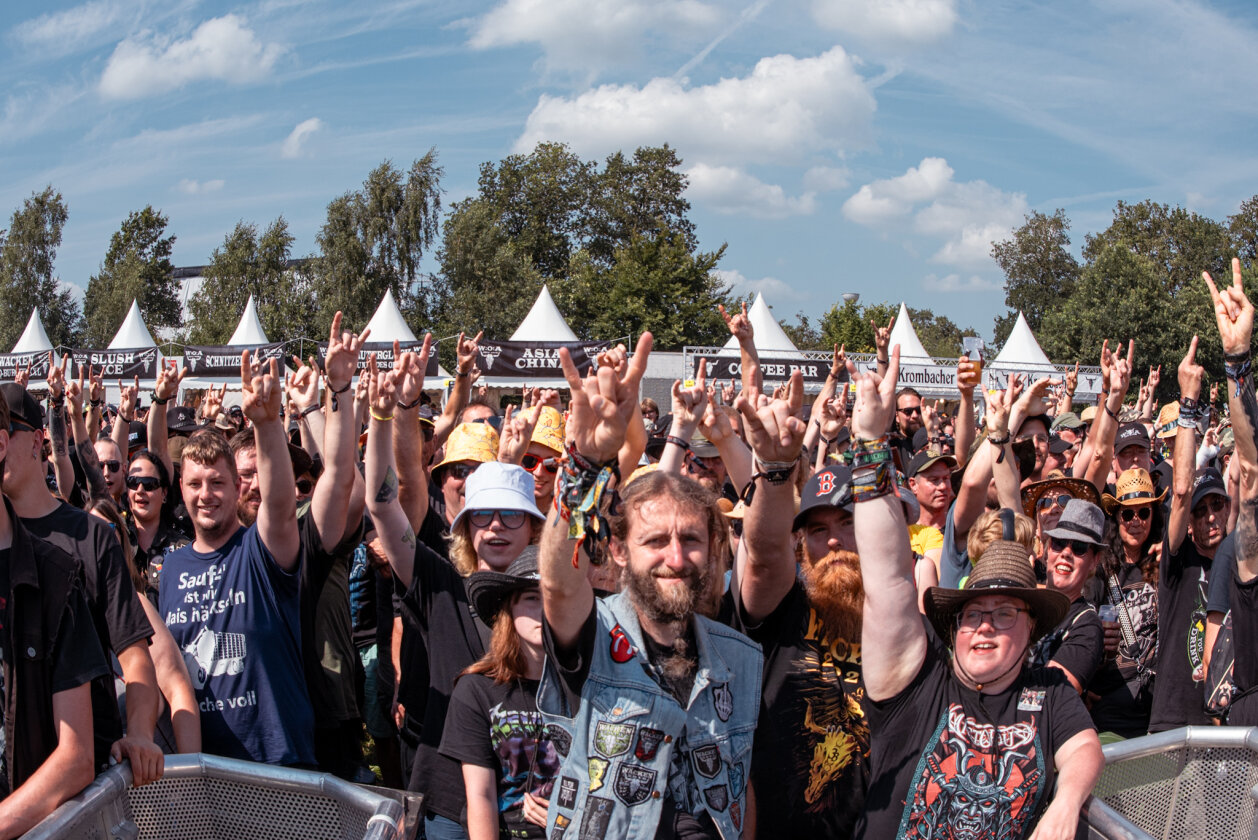 27 Grad und Kaiserwetter: Schon zum Start ist die Hölle los. In Extremo, Suzi Quatro, Scorpions, Alligatoah, Butcher Babies, Flogging Molly u.v.m. – Alle sind aufgeregt.