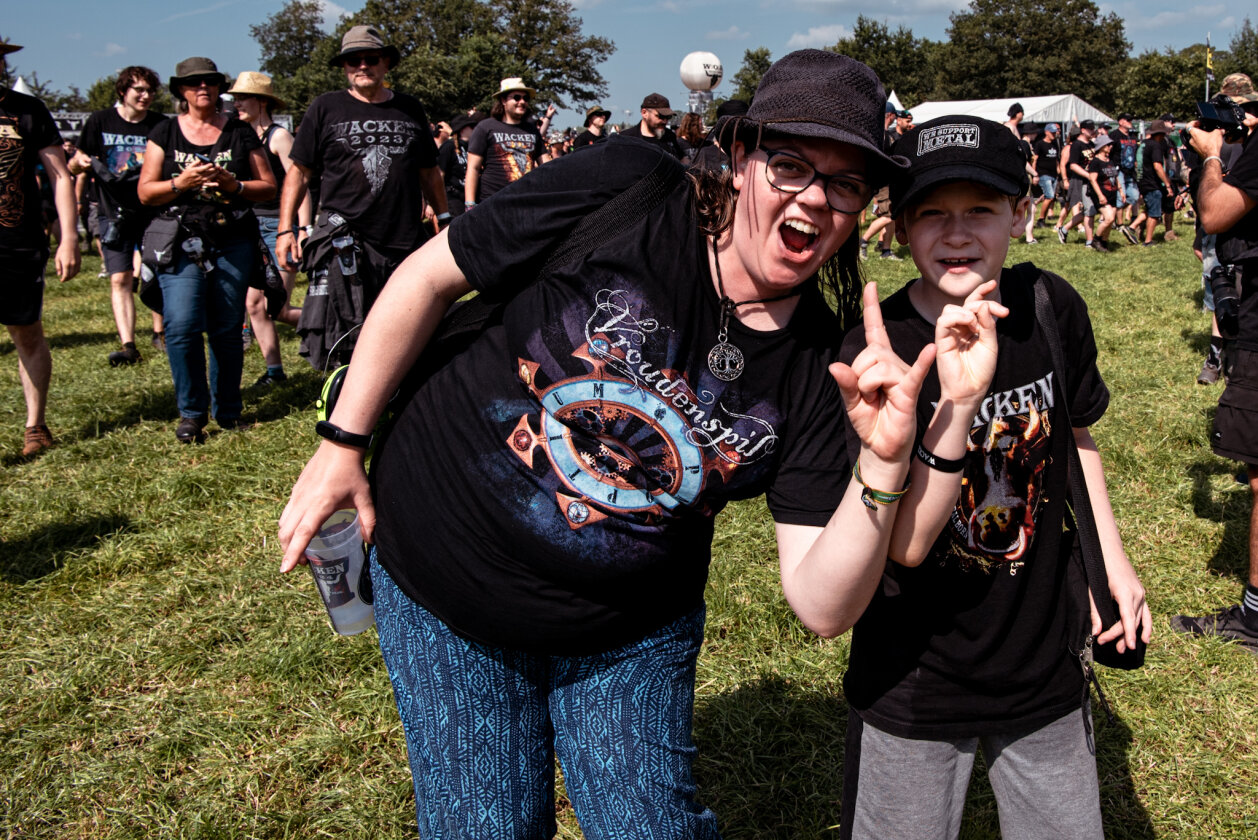27 Grad und Kaiserwetter: Schon zum Start ist die Hölle los. In Extremo, Suzi Quatro, Scorpions, Alligatoah, Butcher Babies, Flogging Molly u.v.m. – Auch die Kleinen sind dabei.