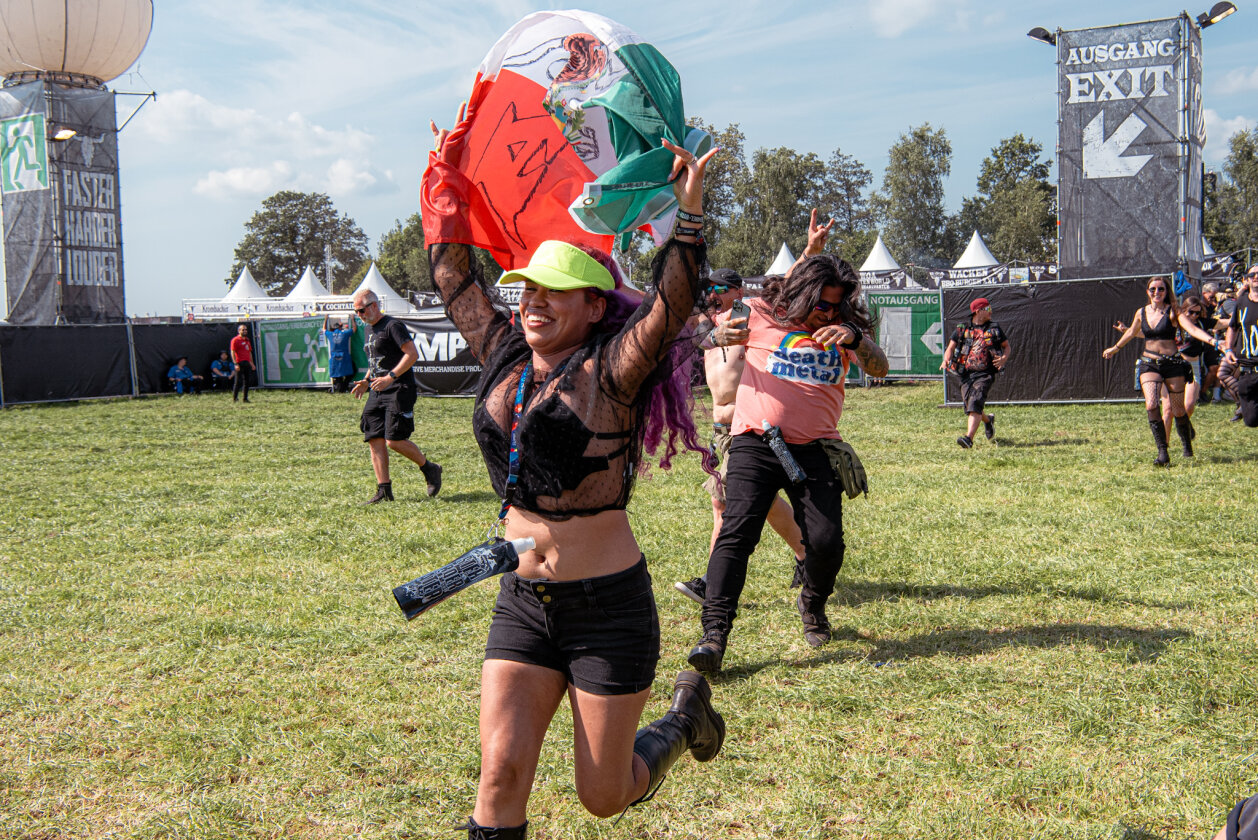 27 Grad und Kaiserwetter: Schon zum Start ist die Hölle los. In Extremo, Suzi Quatro, Scorpions, Alligatoah, Butcher Babies, Flogging Molly u.v.m. – Auf ins Infield.