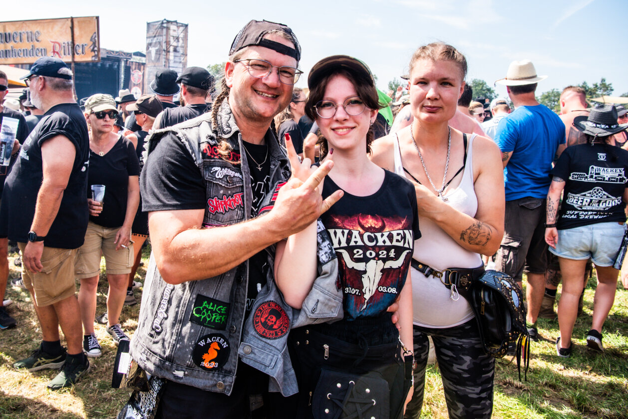 27 Grad und Kaiserwetter: Schon zum Start ist die Hölle los. In Extremo, Suzi Quatro, Scorpions, Alligatoah, Butcher Babies, Flogging Molly u.v.m. – Bei bestem Wetter.