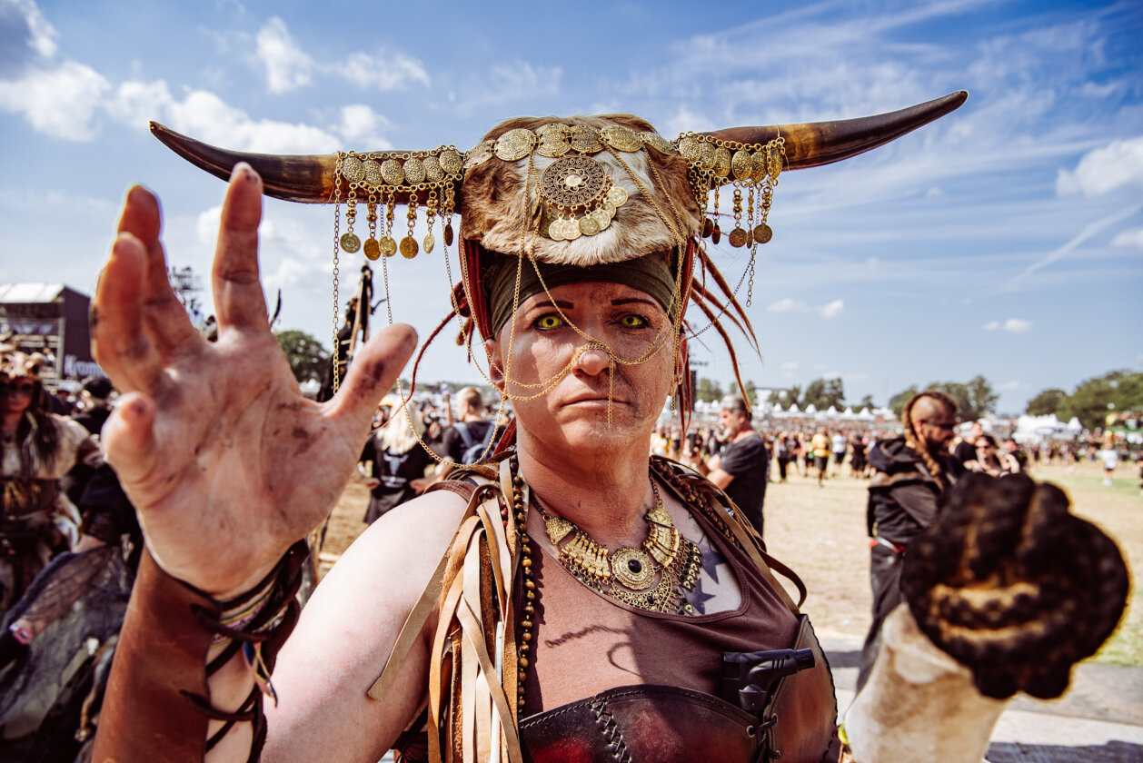 27 Grad und Kaiserwetter: Schon zum Start ist die Hölle los. In Extremo, Suzi Quatro, Scorpions, Alligatoah, Butcher Babies, Flogging Molly u.v.m. – Bitte nicht verfluchen!