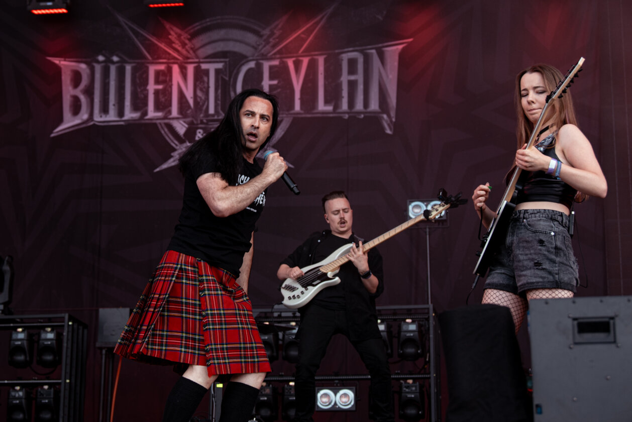 27 Grad und Kaiserwetter: Schon zum Start ist die Hölle los. In Extremo, Suzi Quatro, Scorpions, Alligatoah, Butcher Babies, Flogging Molly u.v.m. – Bülent Ceylan.