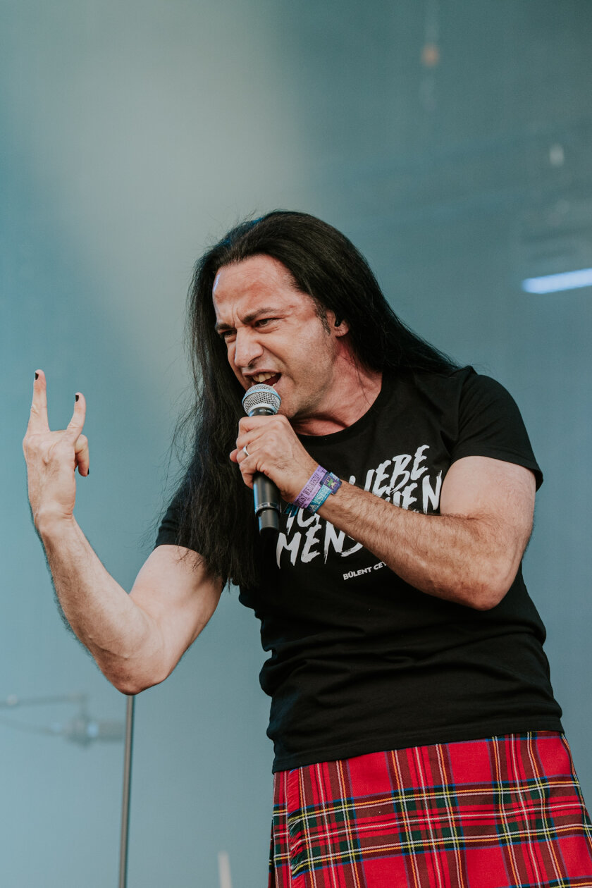 27 Grad und Kaiserwetter: Schon zum Start ist die Hölle los. In Extremo, Suzi Quatro, Scorpions, Alligatoah, Butcher Babies, Flogging Molly u.v.m. – Bülent Ceylan.