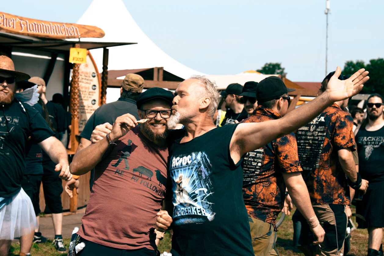 27 Grad und Kaiserwetter: Schon zum Start ist die Hölle los. In Extremo, Suzi Quatro, Scorpions, Alligatoah, Butcher Babies, Flogging Molly u.v.m. – Bussi.
