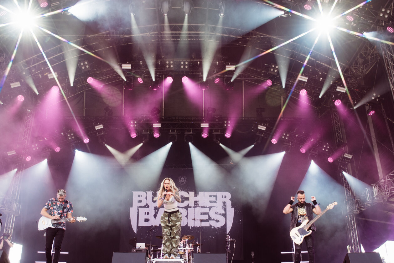 27 Grad und Kaiserwetter: Schon zum Start ist die Hölle los. In Extremo, Suzi Quatro, Scorpions, Alligatoah, Butcher Babies, Flogging Molly u.v.m. – Butcher Babies.