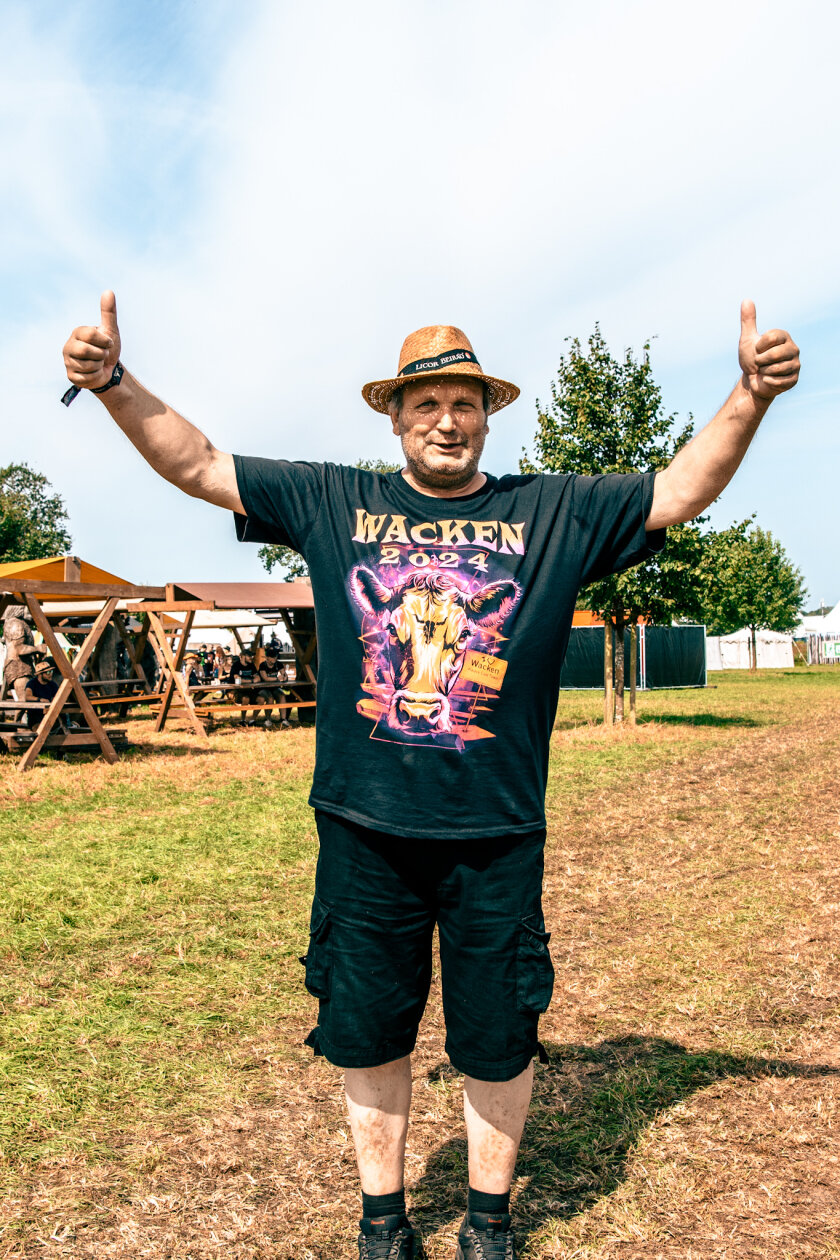 27 Grad und Kaiserwetter: Schon zum Start ist die Hölle los. In Extremo, Suzi Quatro, Scorpions, Alligatoah, Butcher Babies, Flogging Molly u.v.m. – Cooles Shirt.
