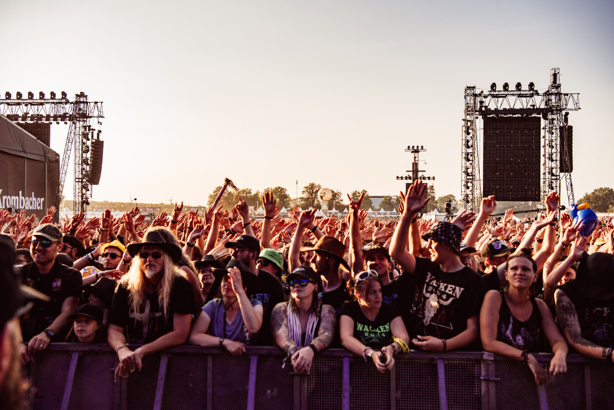 27 Grad und Kaiserwetter: Schon zum Start ist die Hölle los. In Extremo, Suzi Quatro, Scorpions, Alligatoah, Butcher Babies, Flogging Molly u.v.m. – Die Crowd vor der Faster Stage.