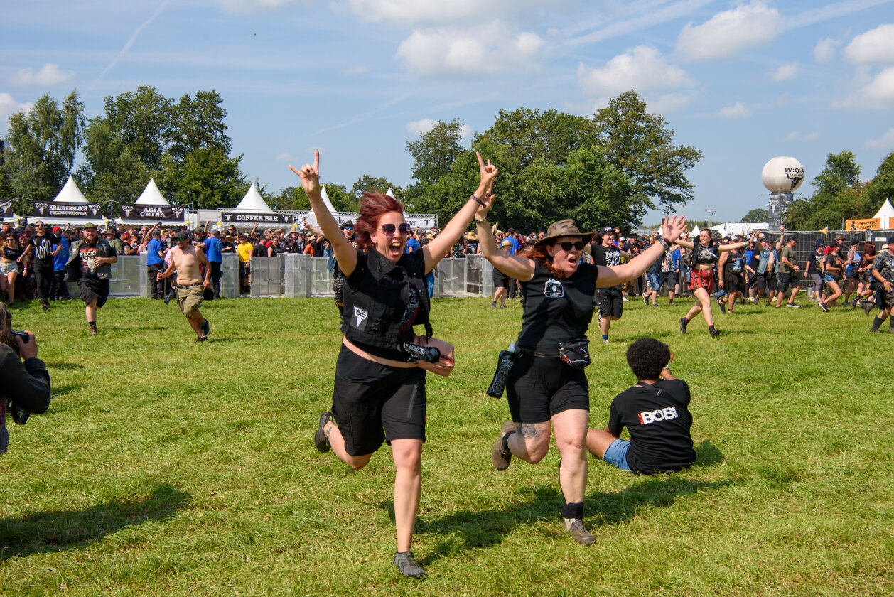 27 Grad und Kaiserwetter: Schon zum Start ist die Hölle los. In Extremo, Suzi Quatro, Scorpions, Alligatoah, Butcher Babies, Flogging Molly u.v.m. – Drin!