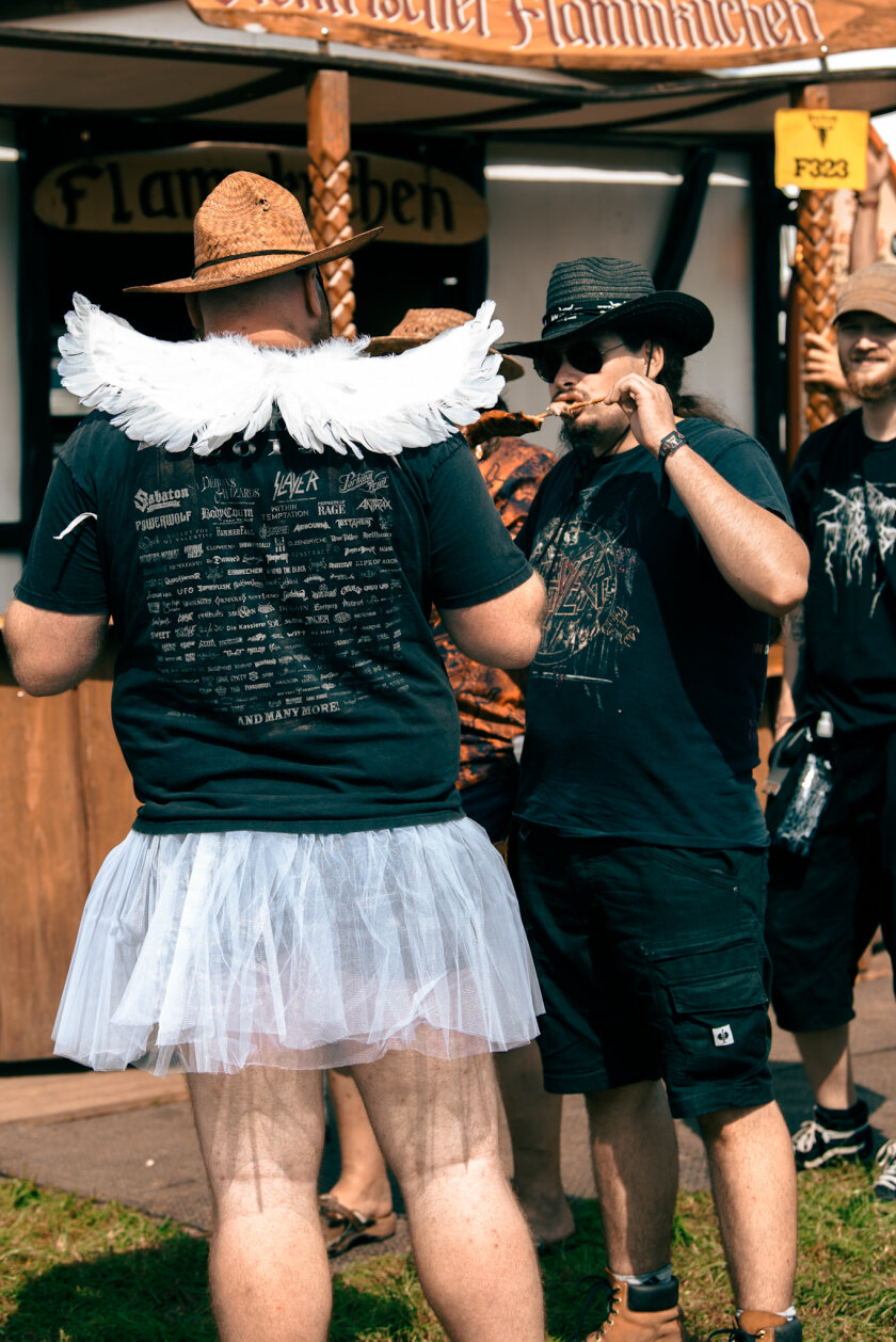 27 Grad und Kaiserwetter: Schon zum Start ist die Hölle los. In Extremo, Suzi Quatro, Scorpions, Alligatoah, Butcher Babies, Flogging Molly u.v.m. – Engelchen.