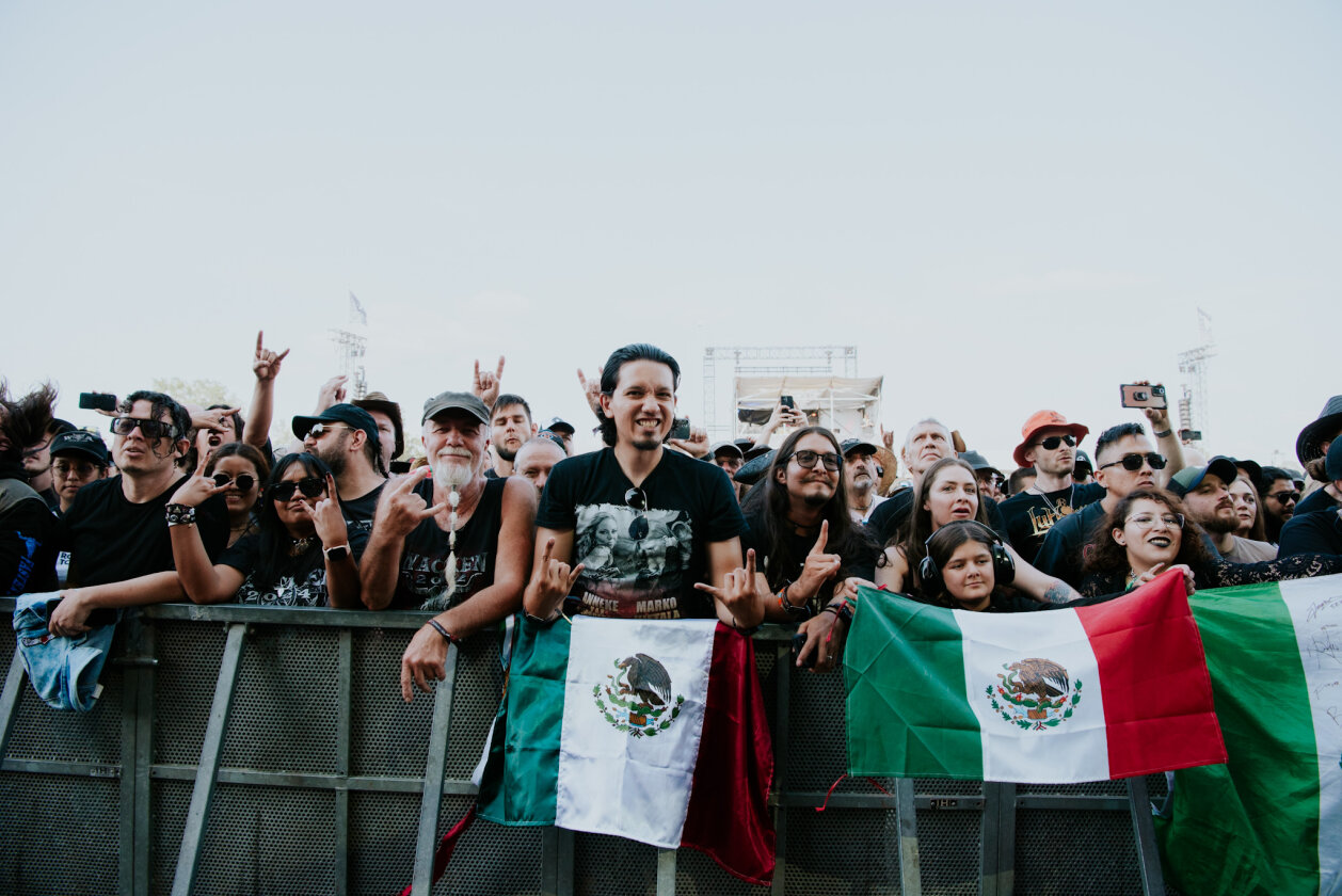 27 Grad und Kaiserwetter: Schon zum Start ist die Hölle los. In Extremo, Suzi Quatro, Scorpions, Alligatoah, Butcher Babies, Flogging Molly u.v.m. – Fans international.