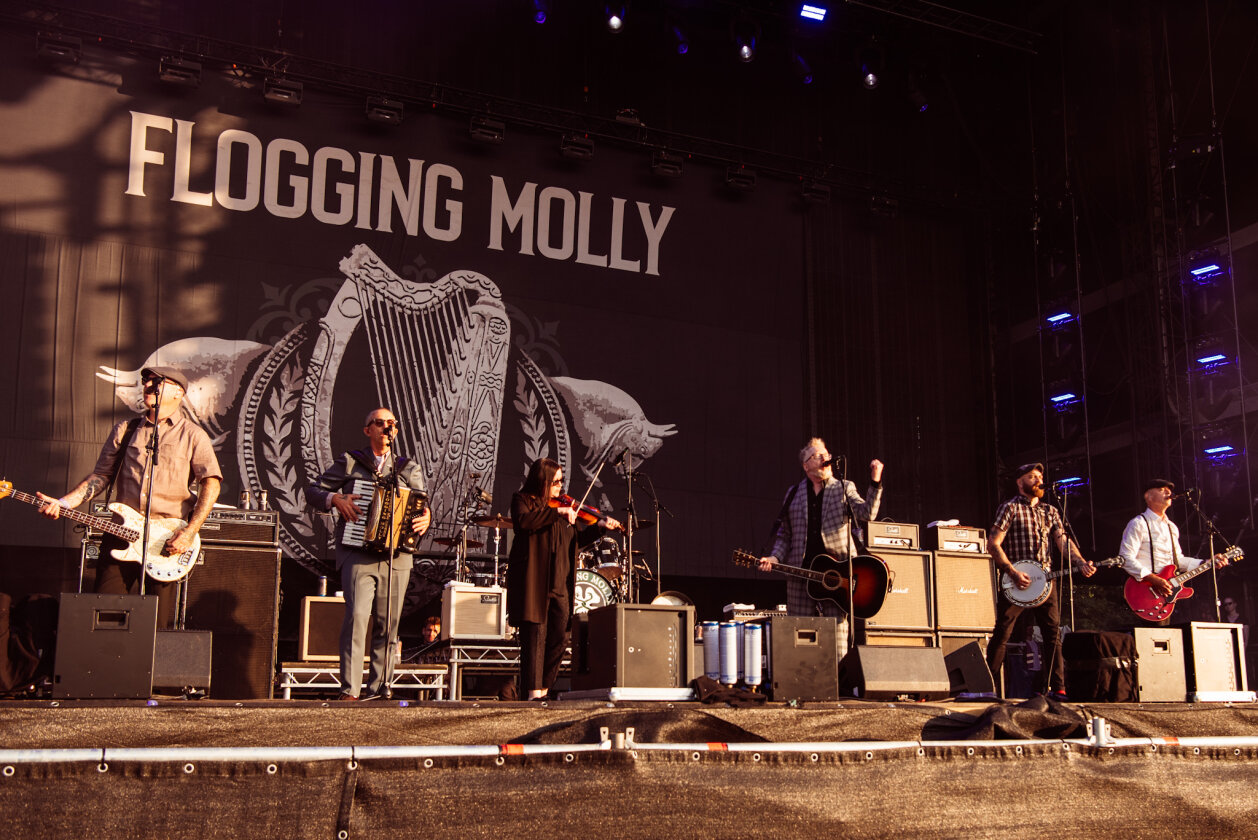 27 Grad und Kaiserwetter: Schon zum Start ist die Hölle los. In Extremo, Suzi Quatro, Scorpions, Alligatoah, Butcher Babies, Flogging Molly u.v.m. – Flogging Molly.