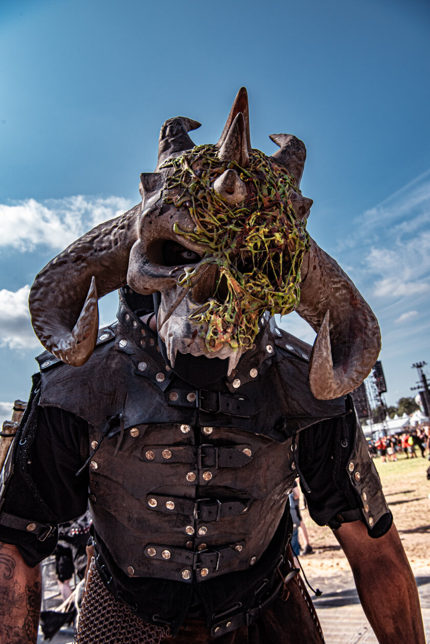 27 Grad und Kaiserwetter: Schon zum Start ist die Hölle los. In Extremo, Suzi Quatro, Scorpions, Alligatoah, Butcher Babies, Flogging Molly u.v.m. – Freund oder Feind?