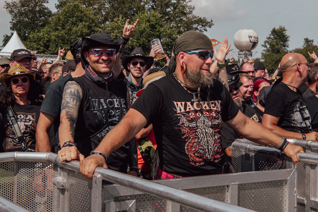 27 Grad und Kaiserwetter: Schon zum Start ist die Hölle los. In Extremo, Suzi Quatro, Scorpions, Alligatoah, Butcher Babies, Flogging Molly u.v.m. – Gleich wird das Infield geflutet.