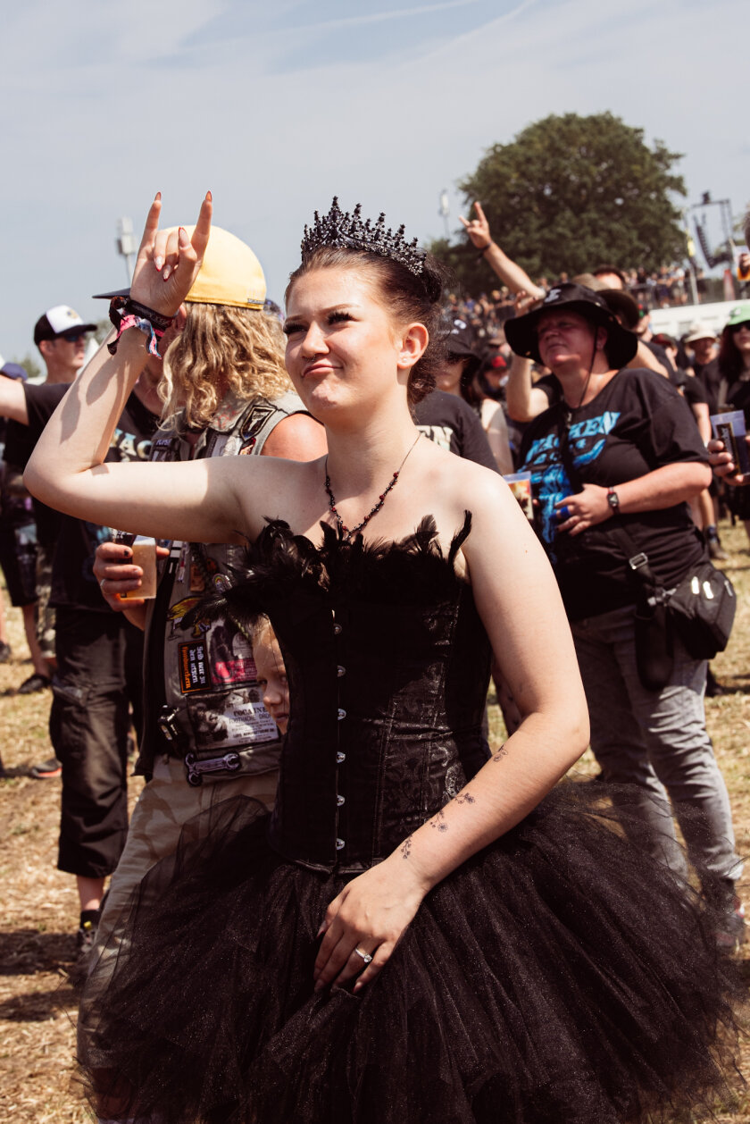 27 Grad und Kaiserwetter: Schon zum Start ist die Hölle los. In Extremo, Suzi Quatro, Scorpions, Alligatoah, Butcher Babies, Flogging Molly u.v.m. – Gothic-Queen.