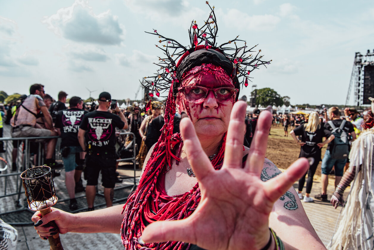 27 Grad und Kaiserwetter: Schon zum Start ist die Hölle los. In Extremo, Suzi Quatro, Scorpions, Alligatoah, Butcher Babies, Flogging Molly u.v.m. – Gruselig!