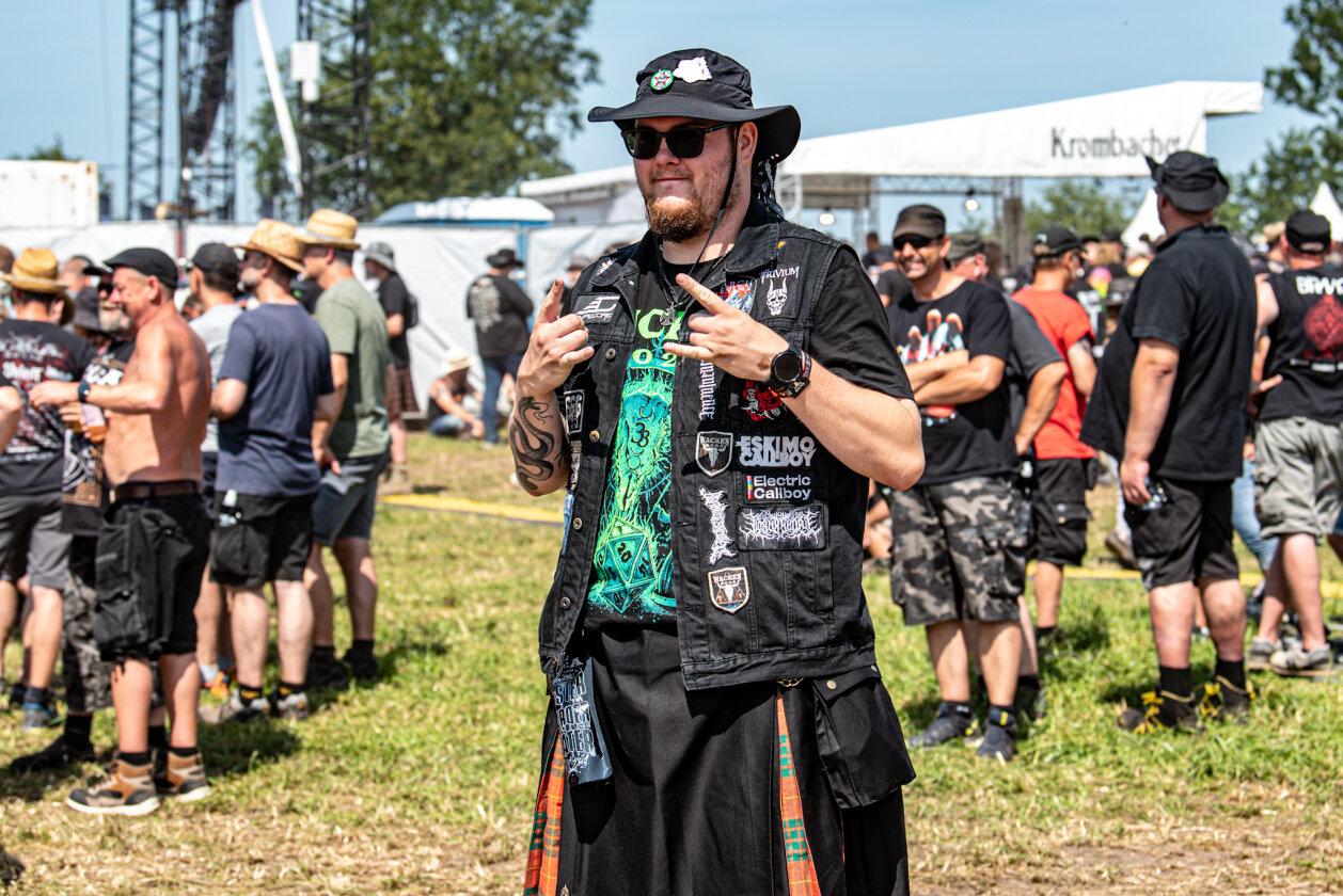 27 Grad und Kaiserwetter: Schon zum Start ist die Hölle los. In Extremo, Suzi Quatro, Scorpions, Alligatoah, Butcher Babies, Flogging Molly u.v.m. – Horns Up!