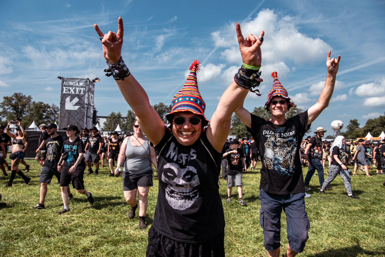 27 Grad und Kaiserwetter: Schon zum Start ist die Hölle los. In Extremo, Suzi Quatro, Scorpions, Alligatoah, Butcher Babies, Flogging Molly u.v.m. – Hurra!