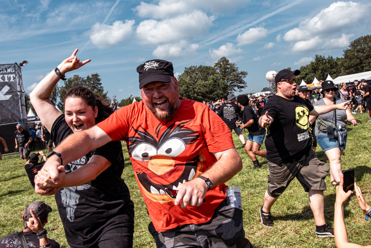 27 Grad und Kaiserwetter: Schon zum Start ist die Hölle los. In Extremo, Suzi Quatro, Scorpions, Alligatoah, Butcher Babies, Flogging Molly u.v.m. – Jaaa!