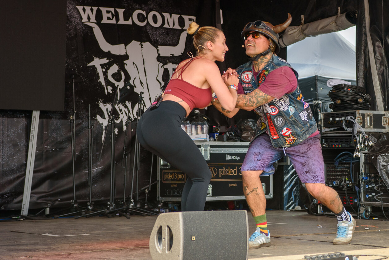 27 Grad und Kaiserwetter: Schon zum Start ist die Hölle los. In Extremo, Suzi Quatro, Scorpions, Alligatoah, Butcher Babies, Flogging Molly u.v.m. – Karate mit Nori.