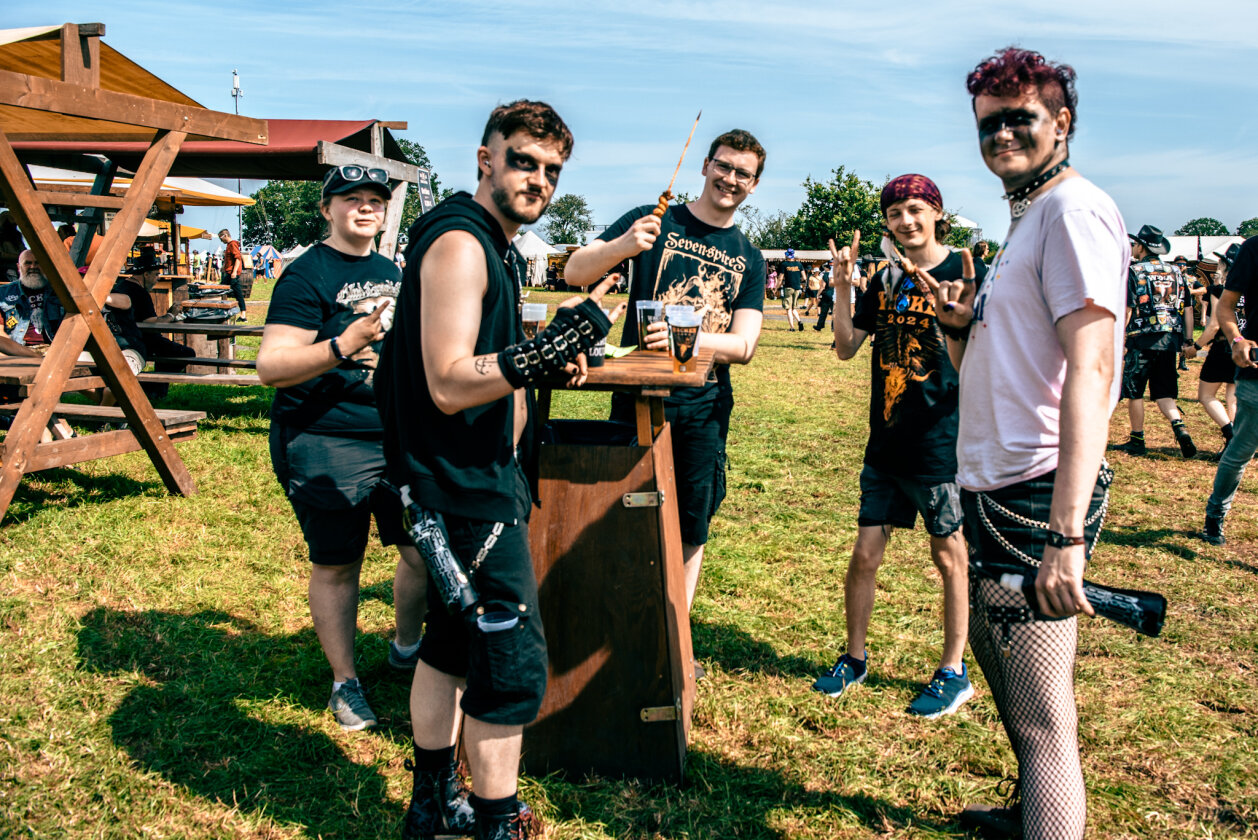 27 Grad und Kaiserwetter: Schon zum Start ist die Hölle los. In Extremo, Suzi Quatro, Scorpions, Alligatoah, Butcher Babies, Flogging Molly u.v.m. – Moin!