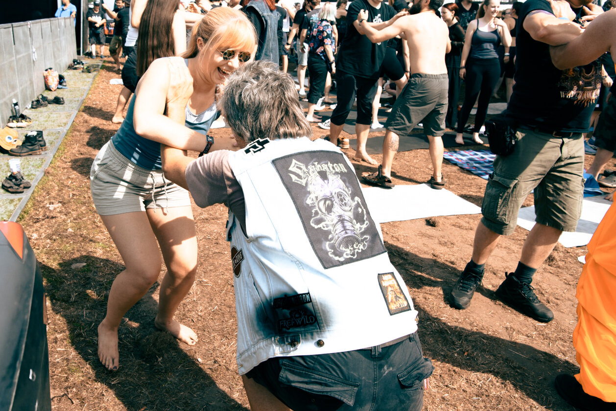 27 Grad und Kaiserwetter: Schon zum Start ist die Hölle los. In Extremo, Suzi Quatro, Scorpions, Alligatoah, Butcher Babies, Flogging Molly u.v.m. – Das Publikum macht mit!