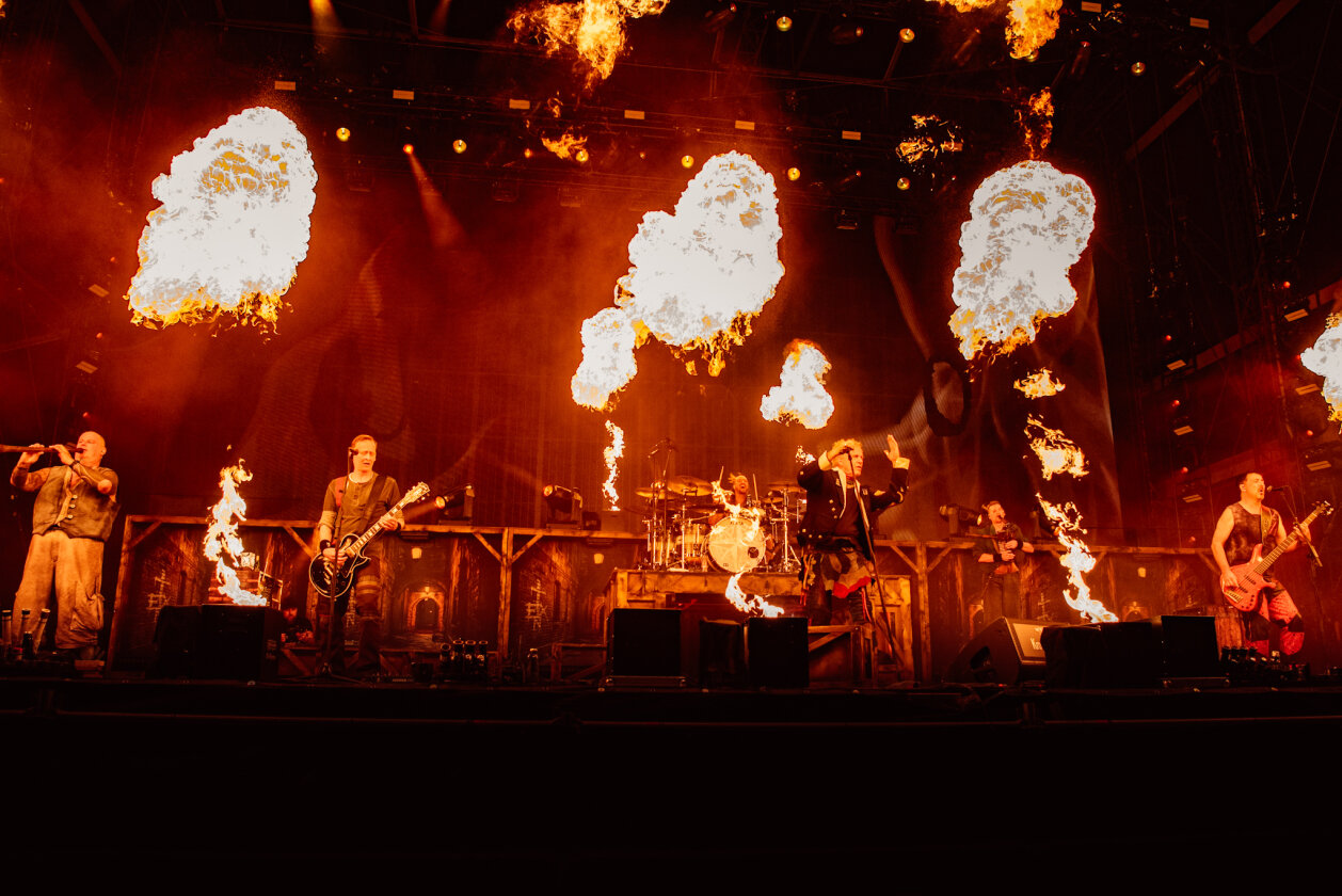 27 Grad und Kaiserwetter: Schon zum Start ist die Hölle los. In Extremo, Suzi Quatro, Scorpions, Alligatoah, Butcher Babies, Flogging Molly u.v.m. – Pyro bei In Extremo.