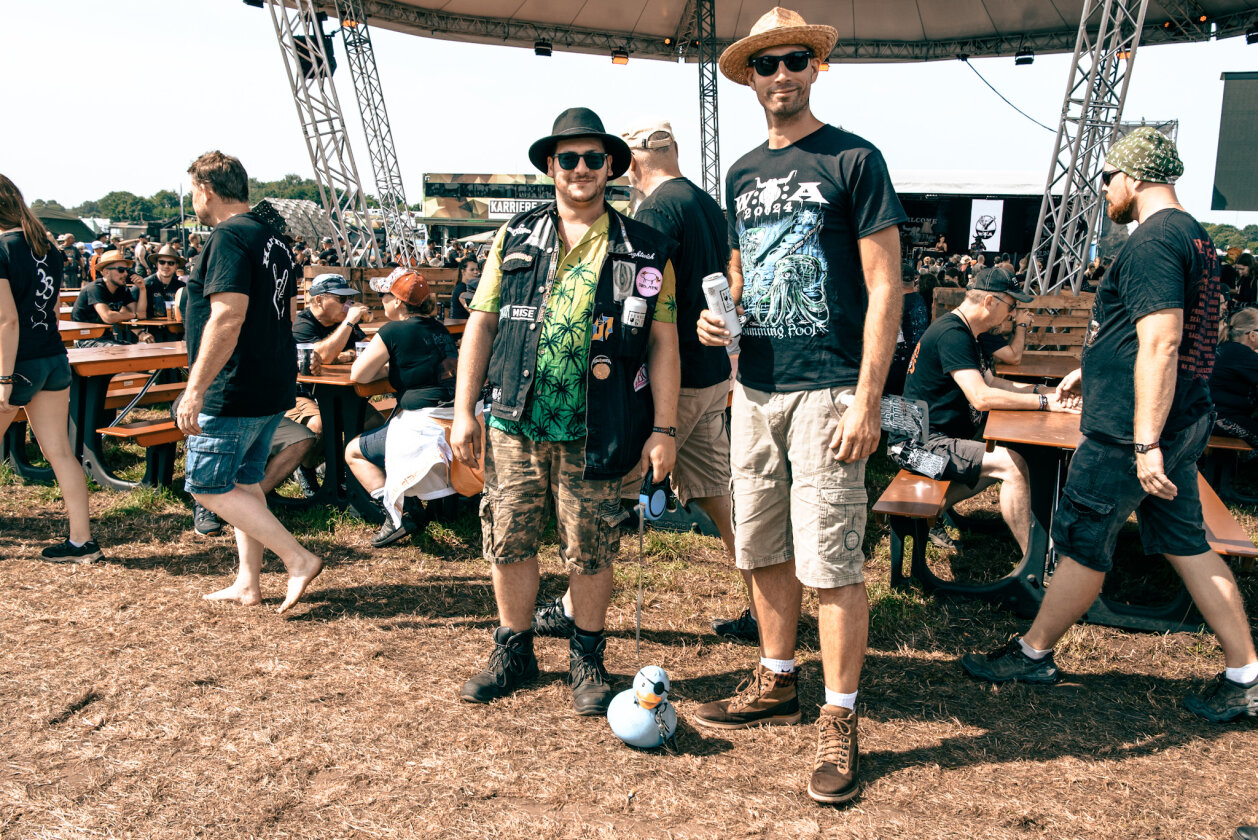 27 Grad und Kaiserwetter: Schon zum Start ist die Hölle los. In Extremo, Suzi Quatro, Scorpions, Alligatoah, Butcher Babies, Flogging Molly u.v.m. – Eine Runde Gassi.
