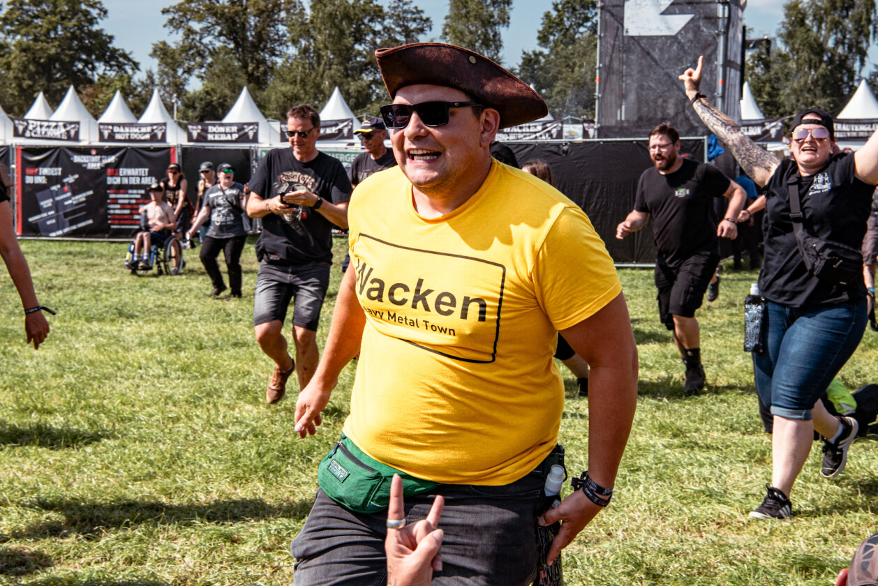 27 Grad und Kaiserwetter: Schon zum Start ist die Hölle los. In Extremo, Suzi Quatro, Scorpions, Alligatoah, Butcher Babies, Flogging Molly u.v.m. – Wo sind wir noch mal?
