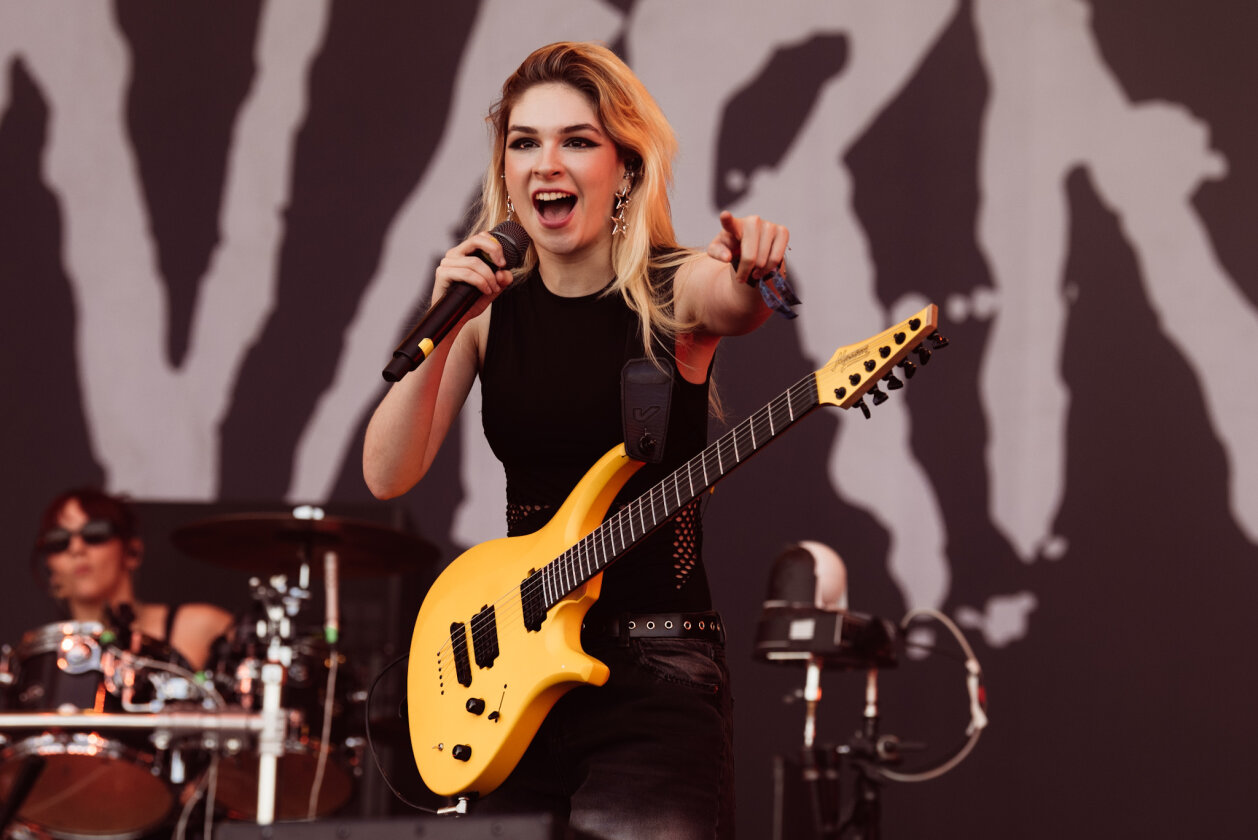 27 Grad und Kaiserwetter: Schon zum Start ist die Hölle los. In Extremo, Suzi Quatro, Scorpions, Alligatoah, Butcher Babies, Flogging Molly u.v.m. – The Warning.